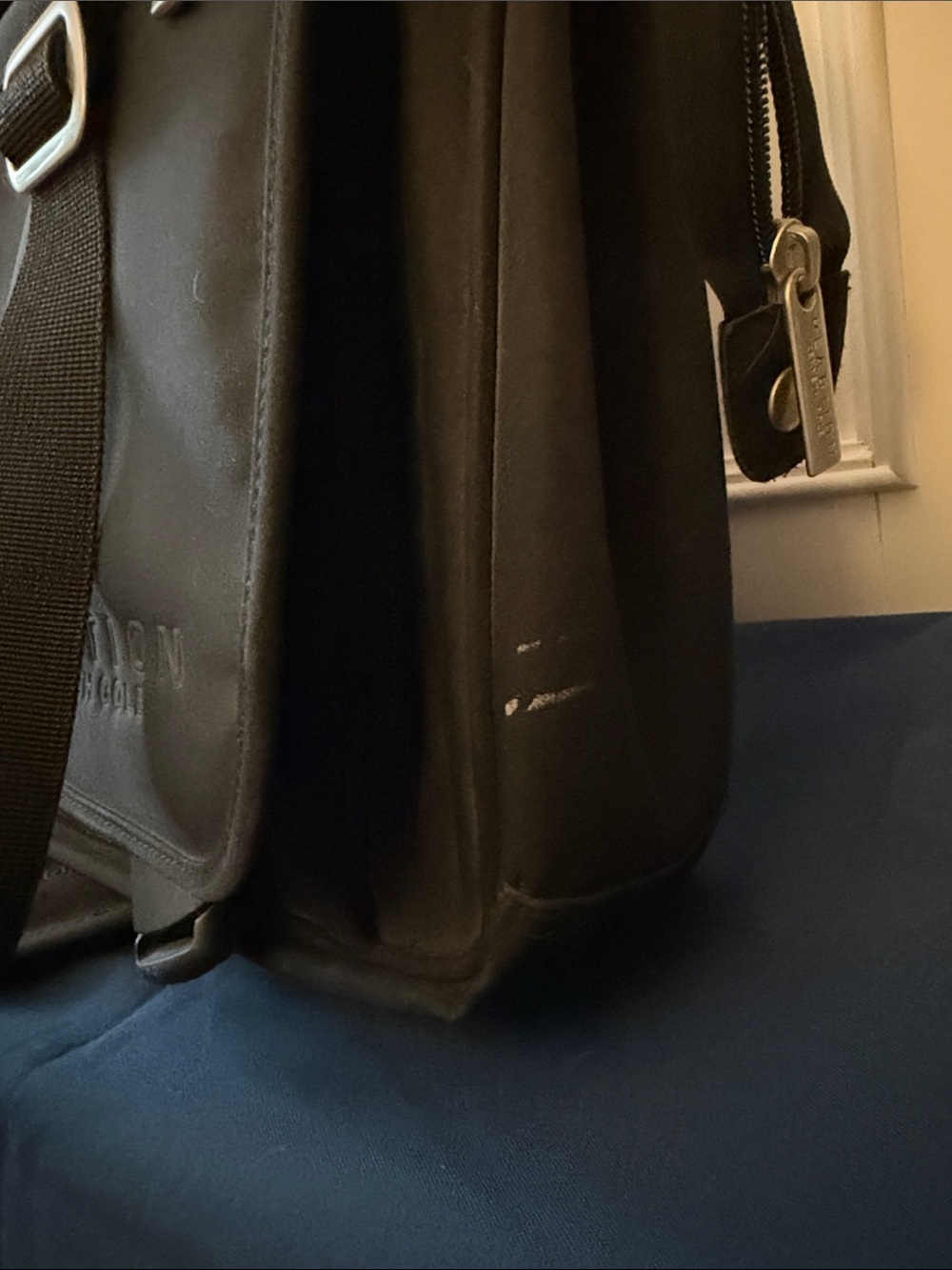 Kenneth Cole Reaction Black Messenger /Laptop Bag with Adjustable Strap - Picture 8 of 9
